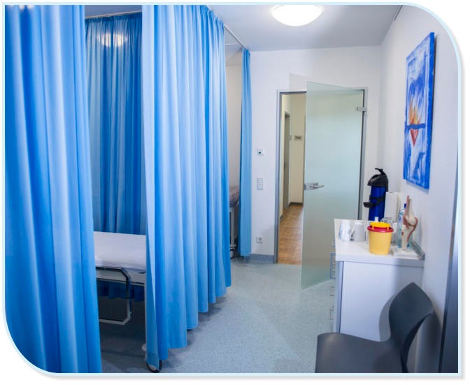 Ein Aufwachraum in einer Klinik mit einem Bett, das von blauen Vorhängen umgeben ist, und einem Nachttisch mit medizinischen Utensilien.
