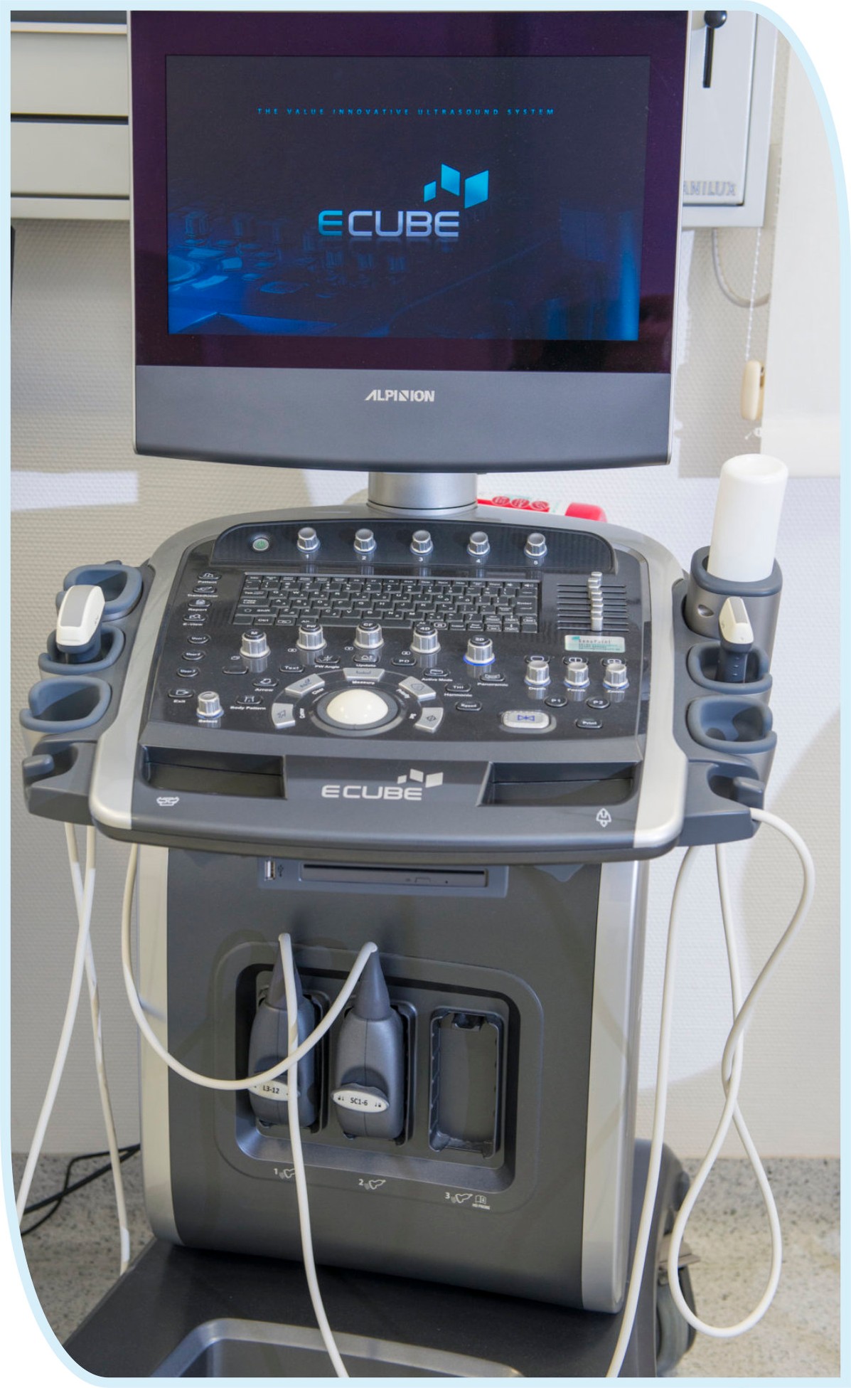 Ein medizinisches Ultraschallgerät der Marke Alpinion, Modell Ecube, mit großem Bildschirm, Bedienkonsole und angeschlossenen Sonden.